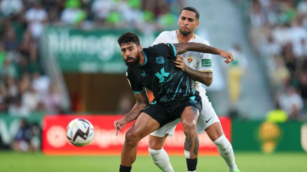 Jogadores de Almeria x Elche em campo.