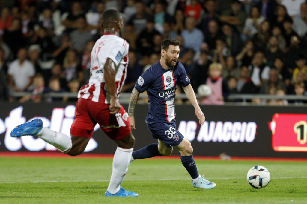 Lionel Messi em uma partida PSG vs. AC Ajaccio no Coty Stadium na liga francesa.