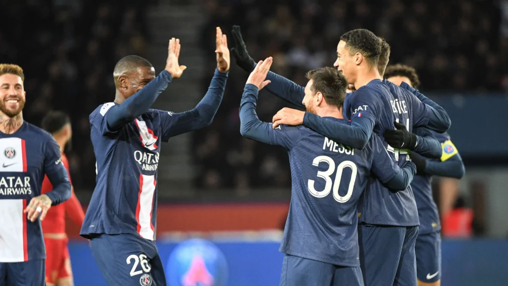 Os parisienses estão no topo da Ligue 1, com 78 pontos, depois de vencer 25 jogos, empatar três e perder seis.