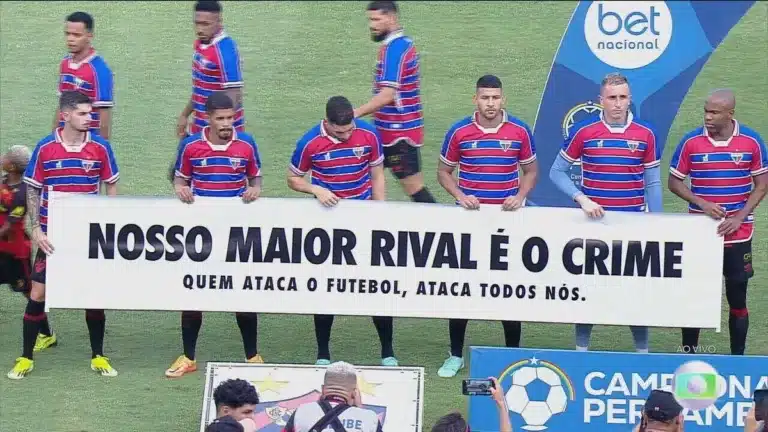 Solidariedade no gramado: Sport veste camisa do Fortaleza após ataque ao ônibus da equipe cearense