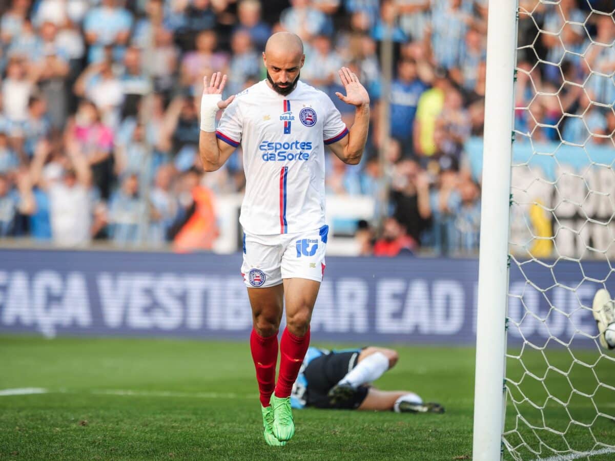 Jogador do Bhaia não comemora gol contra seu ex-clube, o Grêmio.
