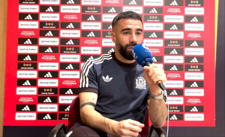 Carvajal em entrevista coletiva pela Seleção Espanhola.