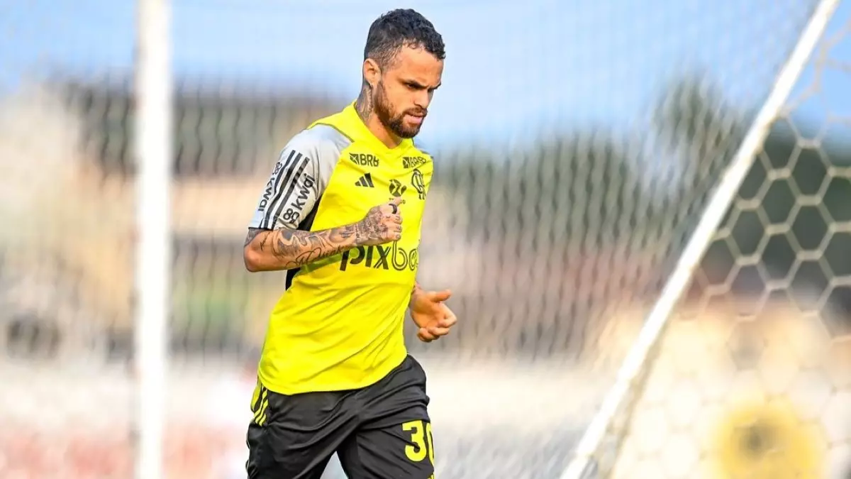 O atacante Michael, do Flamengo, volta a treinar depois de grave lesão na coxa.