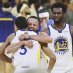 Jogadores do Warriors comemoram a vitória.